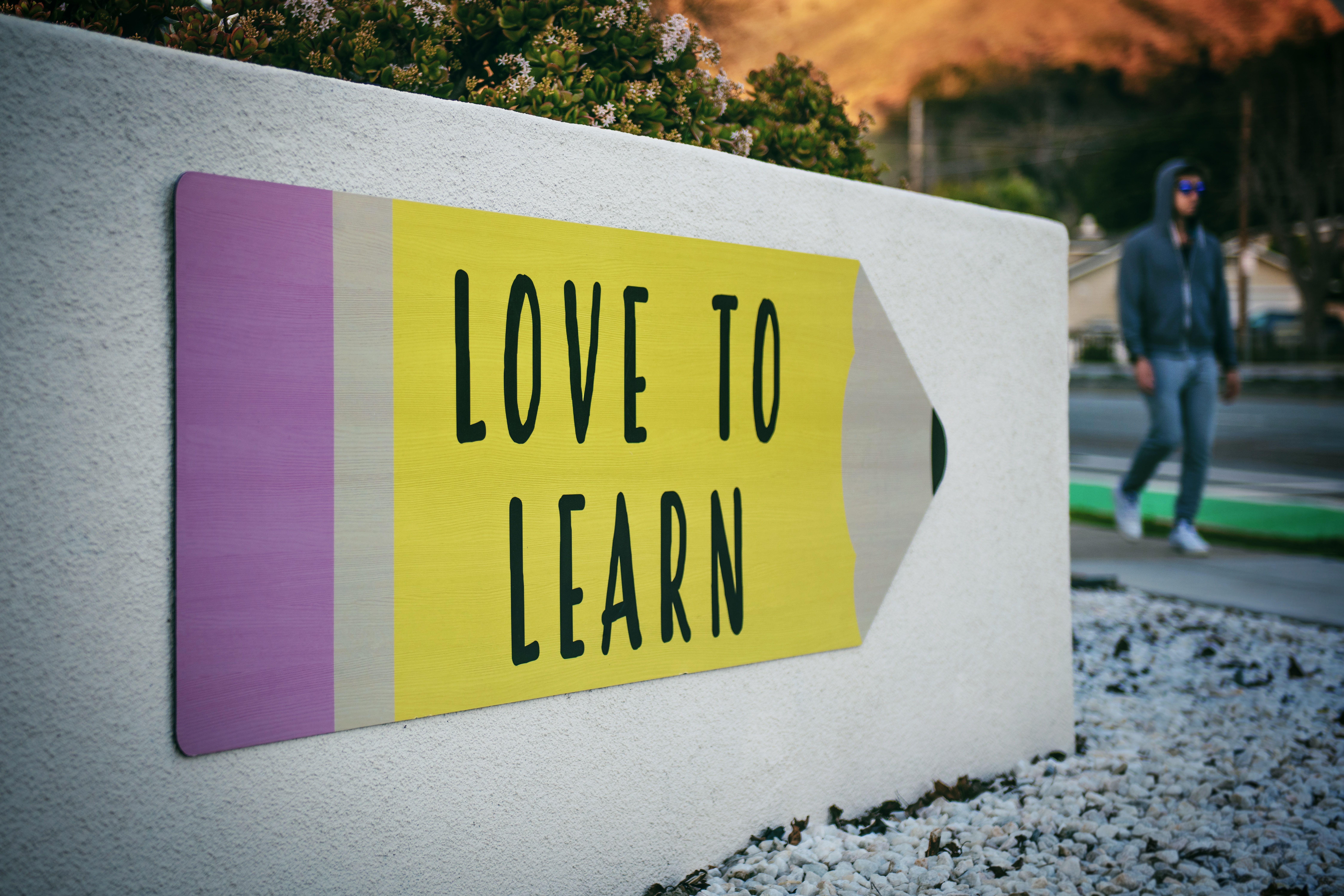 Ein Schild "Love to Learn"