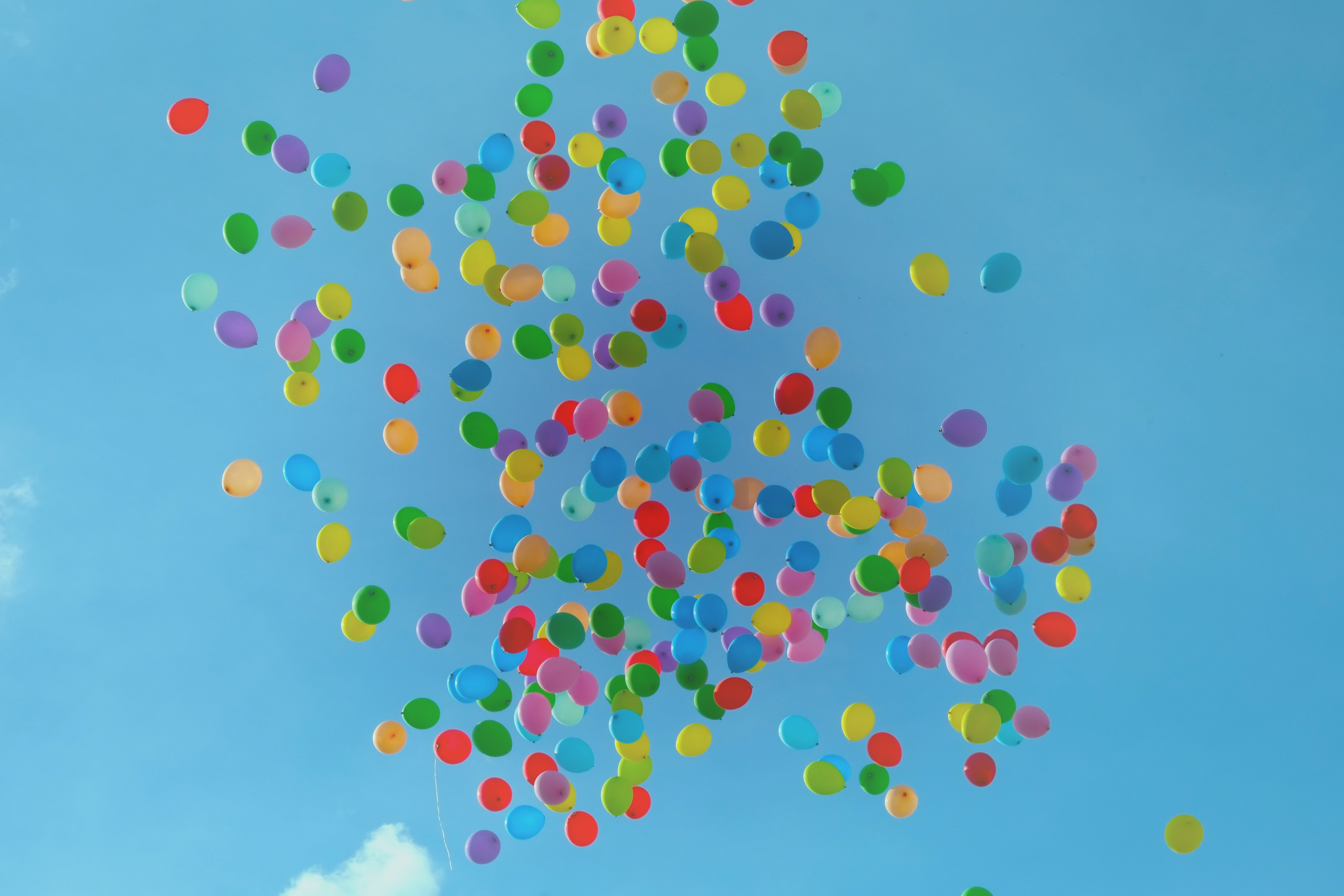 viele bunte Luftballons im Himmel